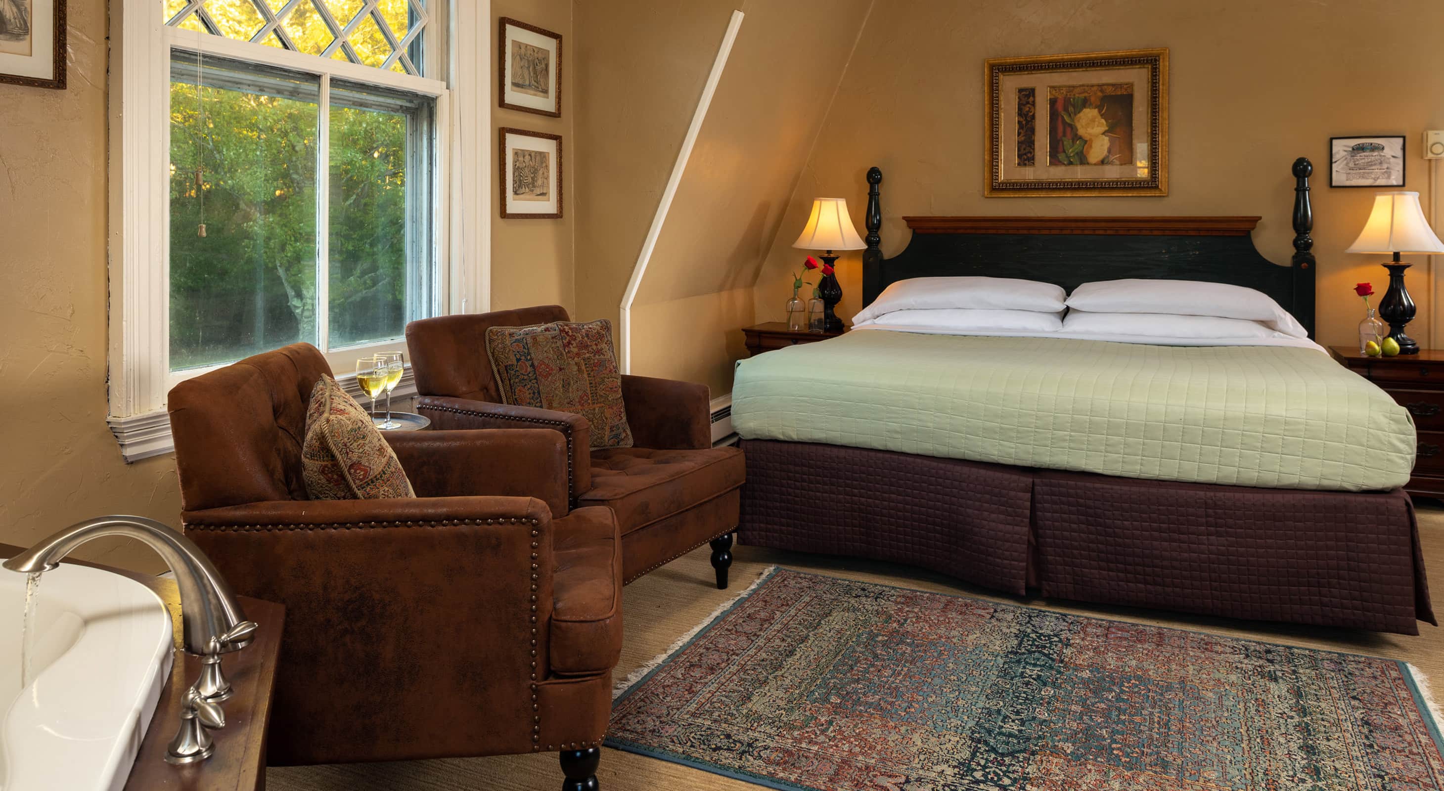 Guestroom with seating area